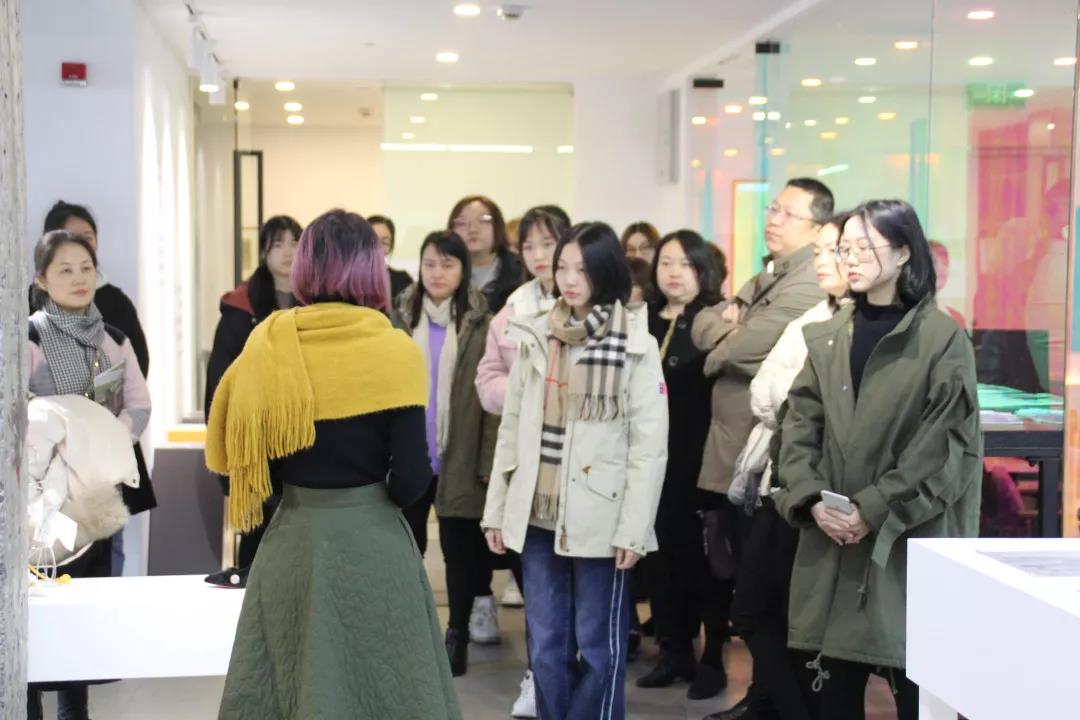 10: 10  教學(xué)主管帶領(lǐng)參觀學(xué)校