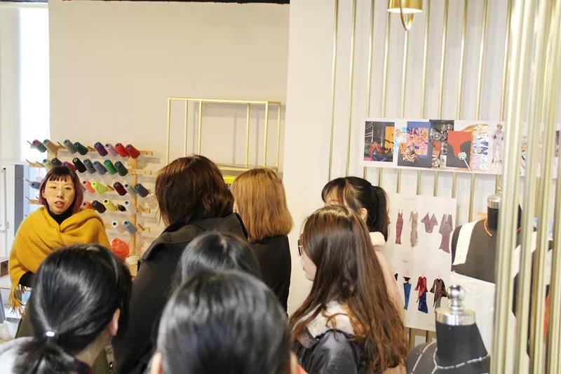 10: 10  教學(xué)主管帶領(lǐng)參觀學(xué)校