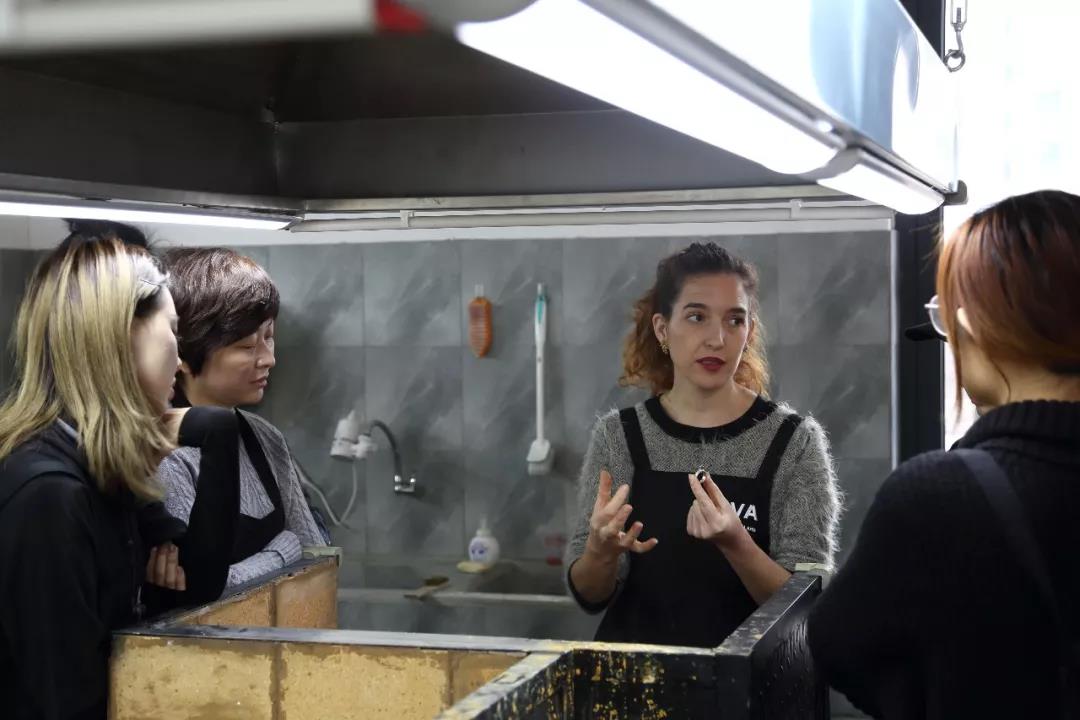 從模子里取出的半成品，還需要挫修及打磨