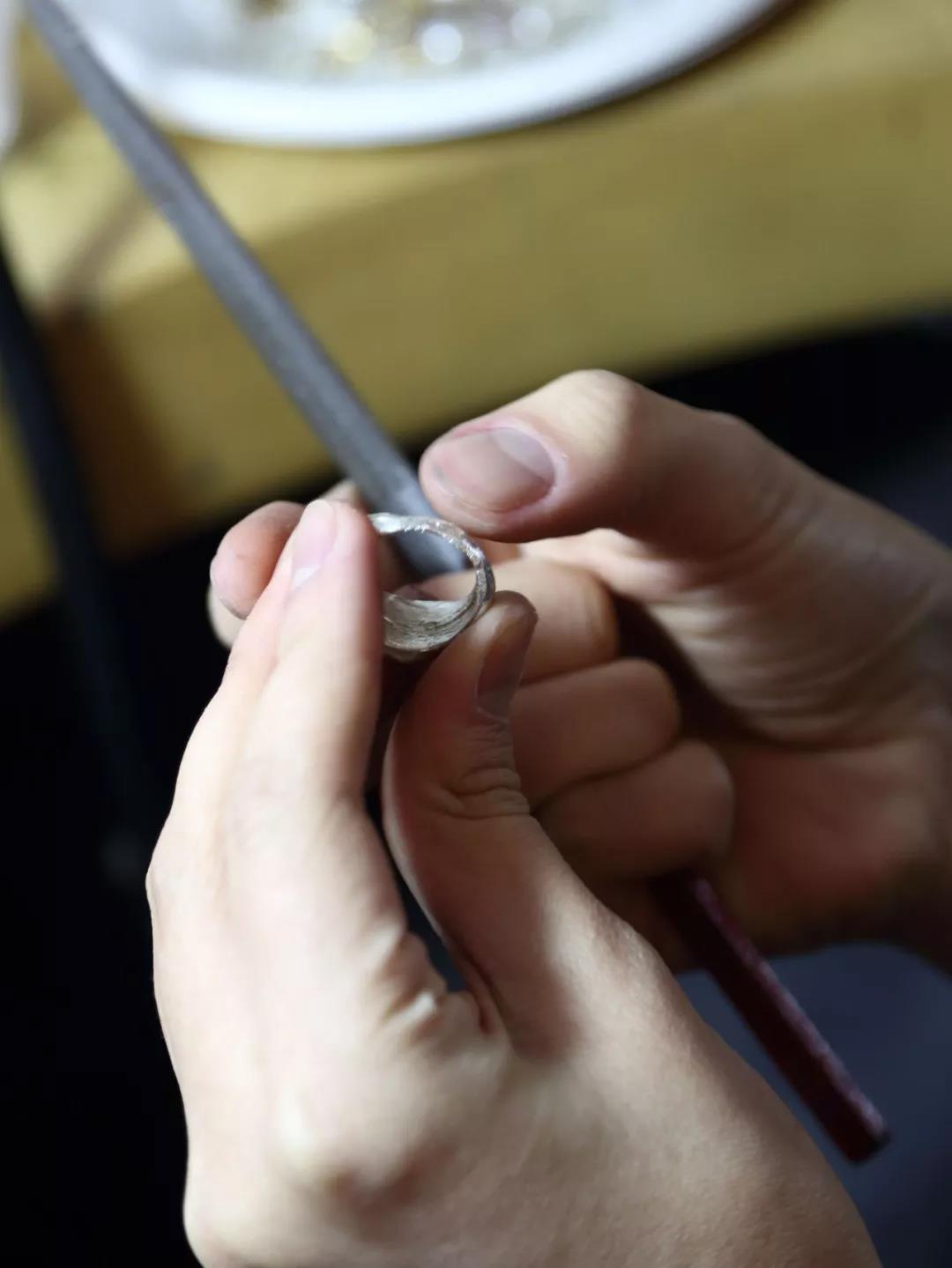 從模子里取出的半成品，還需要挫修及打磨