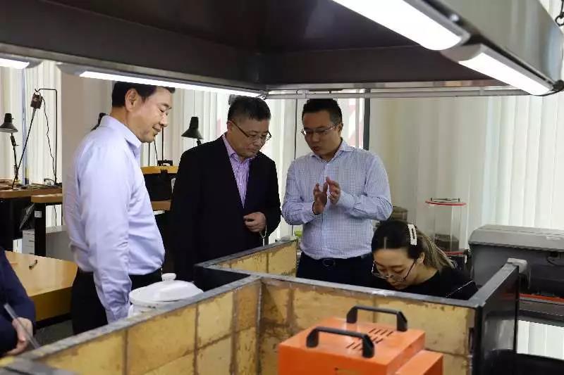 書記與領(lǐng)導(dǎo)參觀學(xué)校英國(guó)標(biāo)準(zhǔn)首飾工作室