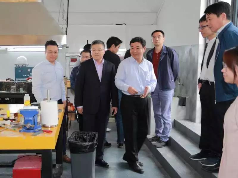 書記與領(lǐng)導(dǎo)參觀學(xué)校英國(guó)標(biāo)準(zhǔn)首飾工作室