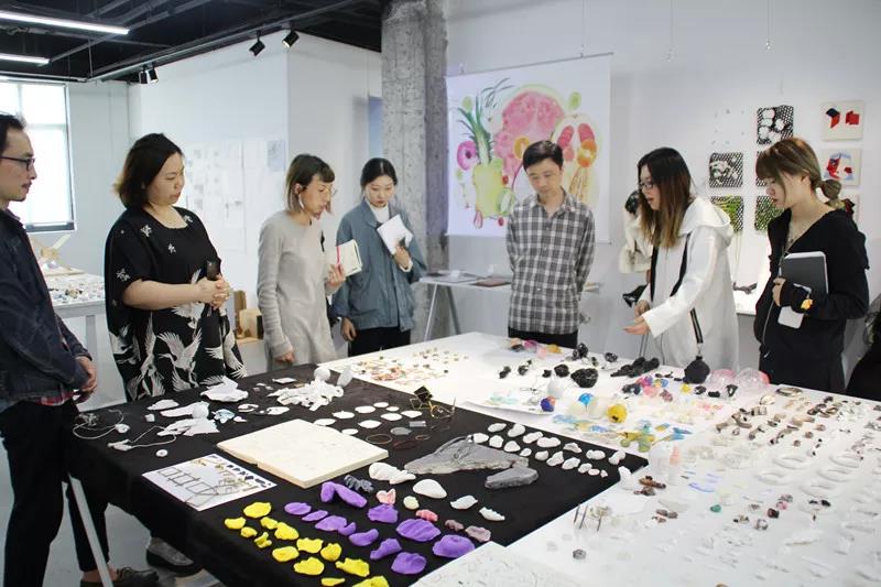 學(xué)生進(jìn)行作品演講&回答考官提問