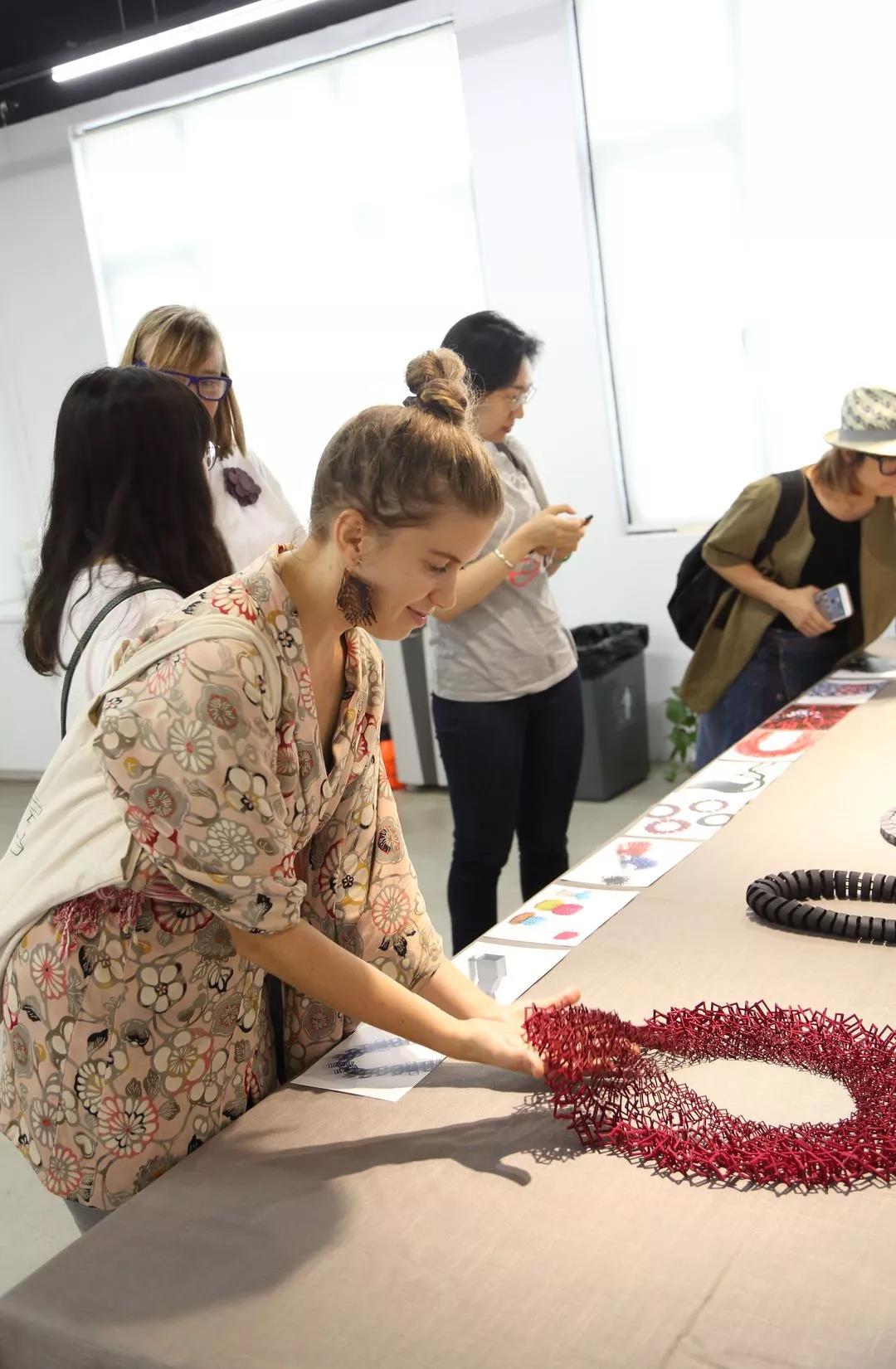 觀眾試戴Bin的首飾