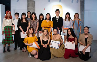 一小時前剛結(jié)束的AIVA×Clade 2019 畢業(yè)展開幕式實況來了??！