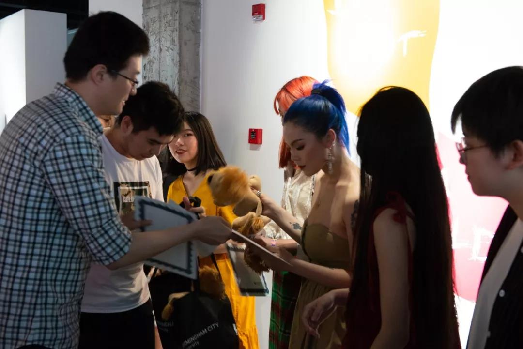 Mark先生為優(yōu)秀學(xué)生頒發(fā)BCU獎學(xué)金