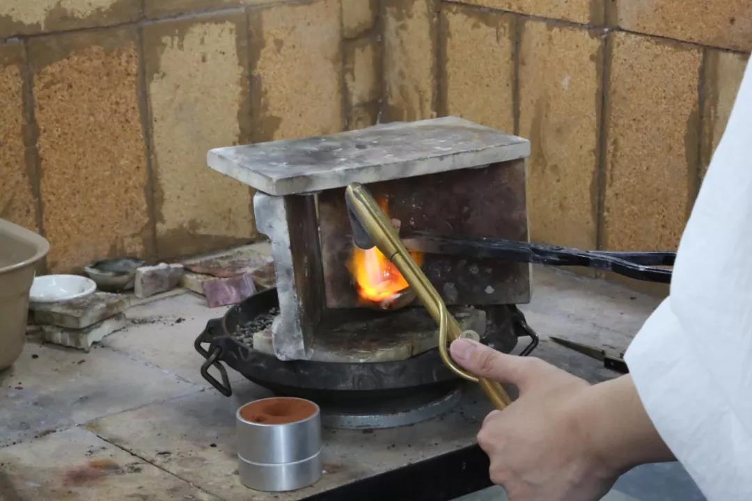 程老師以及砂鑄工坊兩位正式學(xué)員