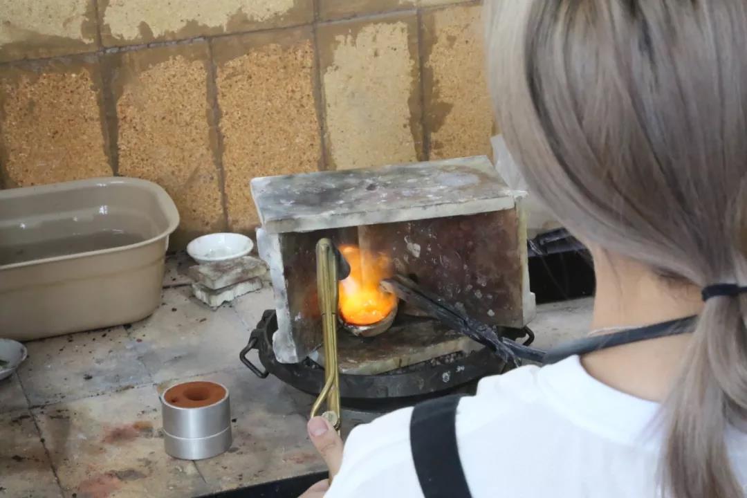 程老師以及砂鑄工坊兩位正式學(xué)員