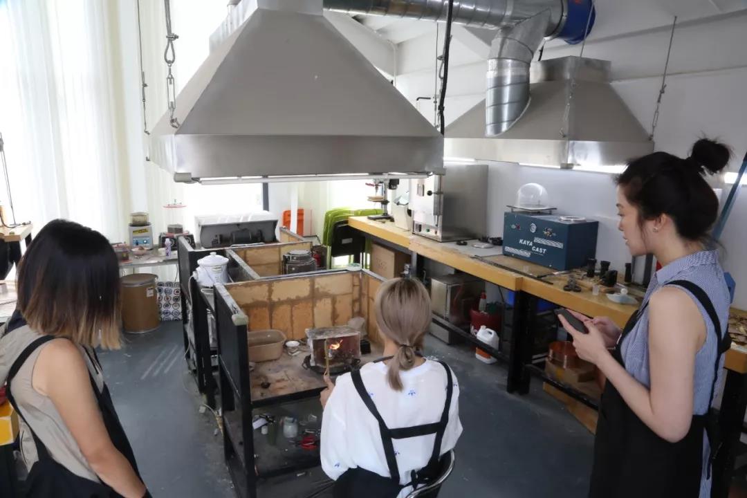 程老師以及砂鑄工坊兩位正式學(xué)員