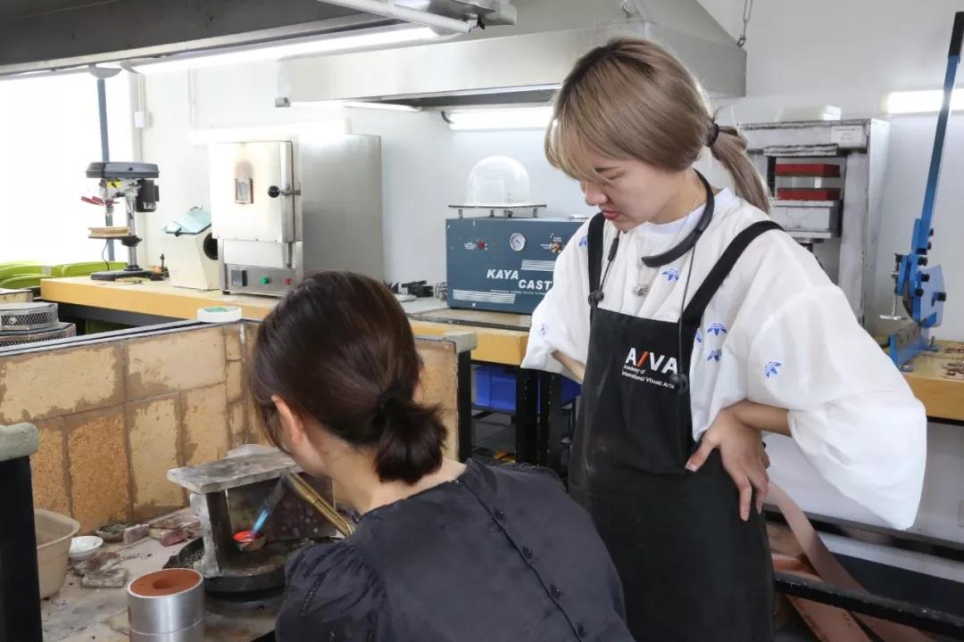 冷女士嘗試自己進(jìn)行鑄造和鉅銼