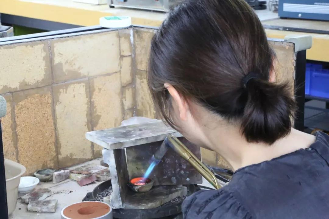 冷女士嘗試自己進(jìn)行鑄造和鉅銼