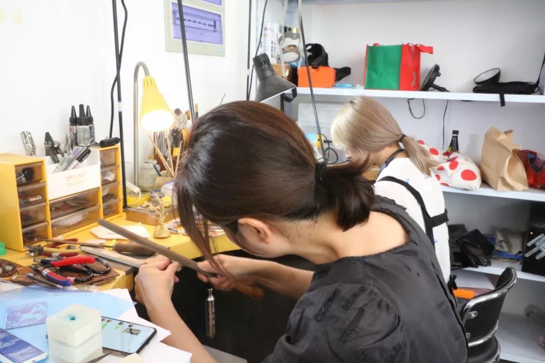 冷女士嘗試自己進(jìn)行鑄造和鉅銼