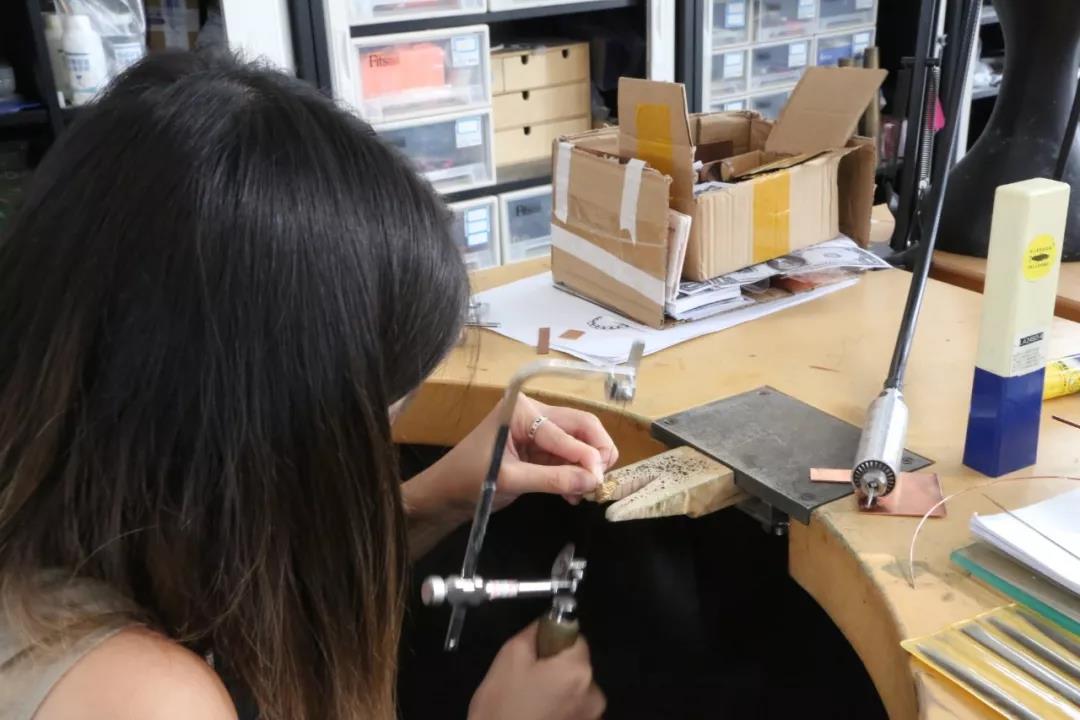 兩位正式學(xué)員正在鉅銼自己鑄造出的物件