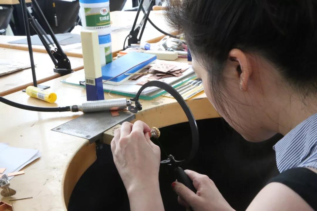 兩位正式學(xué)員正在鉅銼自己鑄造出的物件