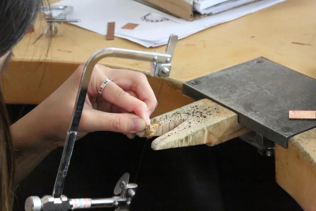 兩位正式學(xué)員正在鉅銼自己鑄造出的物件