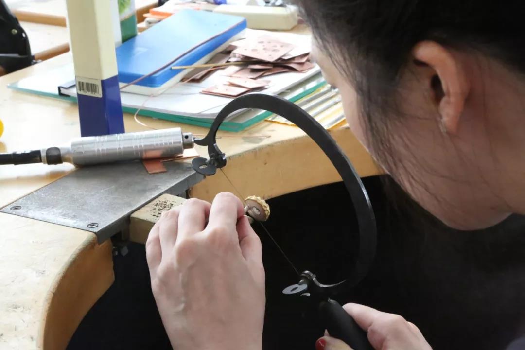 兩位正式學(xué)員正在鉅銼自己鑄造出的物件