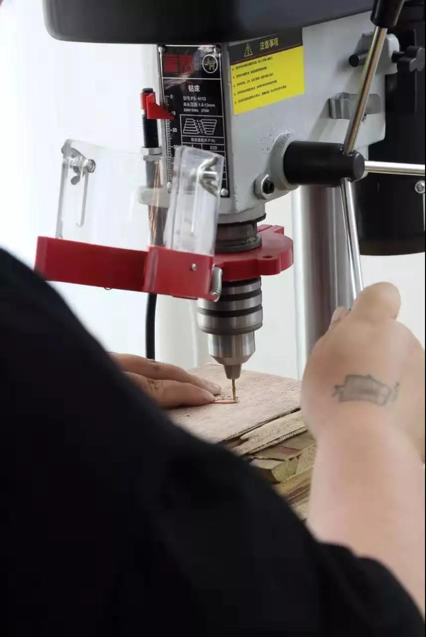 切鋸、銼磨、鉆孔、焊接