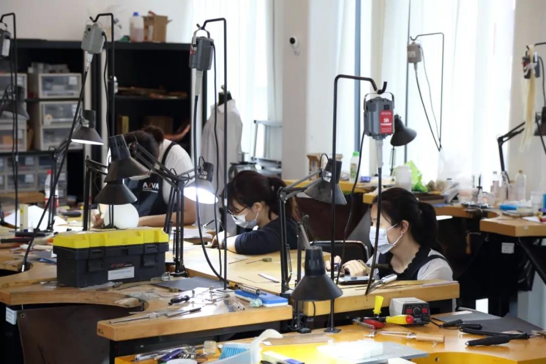 亞克力暈染首飾工坊現(xiàn)場