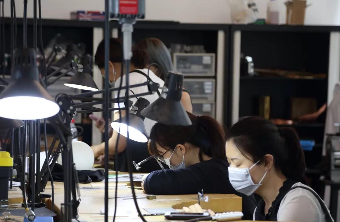 亞克力暈染首飾工坊現(xiàn)場