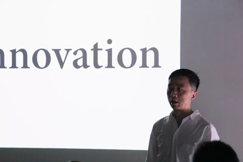 學(xué)術(shù)主持姜節(jié)泓教授用一個下午的時間和大家聊了聊關(guān)于“創(chuàng)新”以及“藝術(shù)策展”的話題