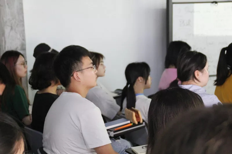 學(xué)術(shù)主持姜節(jié)泓教授用一個下午的時間和大家聊了聊關(guān)于“創(chuàng)新”以及“藝術(shù)策展”的話題