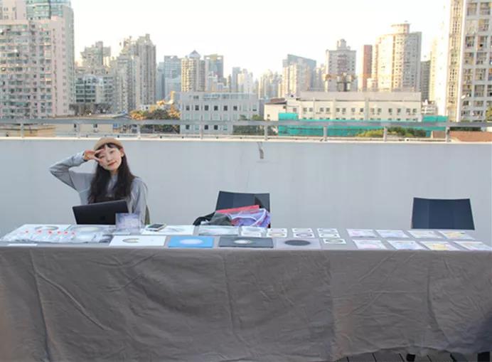 在AIVA最浪漫的頂樓天臺設立首飾、陶瓷、手作、插畫等近10個藝術攤位