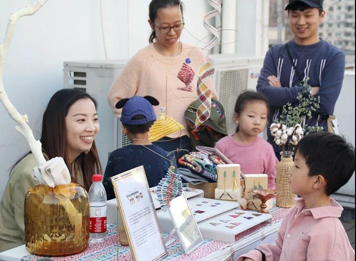 在AIVA最浪漫的頂樓天臺設立首飾、陶瓷、手作、插畫等近10個藝術攤位