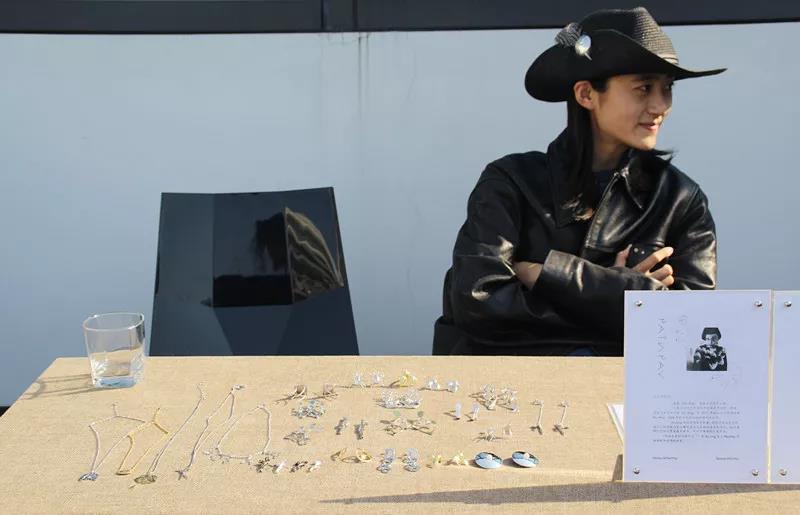 在AIVA最浪漫的頂樓天臺設立首飾、陶瓷、手作、插畫等近10個藝術攤位