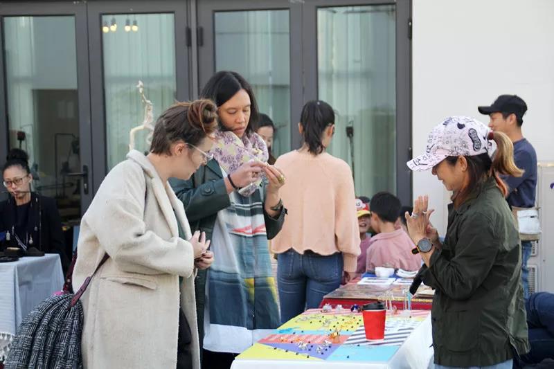 在AIVA最浪漫的頂樓天臺設立首飾、陶瓷、手作、插畫等近10個藝術攤位