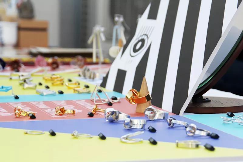 在AIVA最浪漫的頂樓天臺設立首飾、陶瓷、手作、插畫等近10個藝術攤位