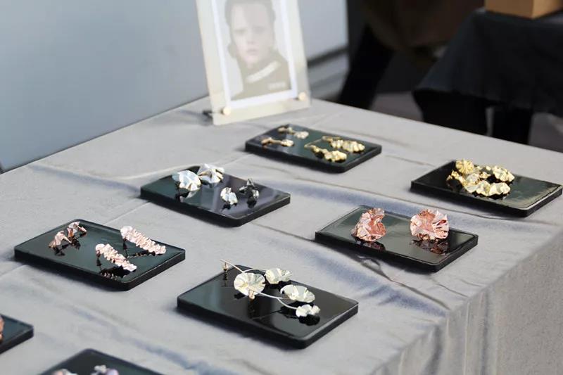 在AIVA最浪漫的頂樓天臺設立首飾、陶瓷、手作、插畫等近10個藝術攤位