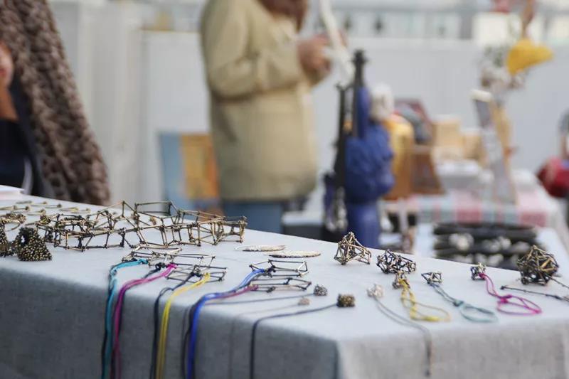 在AIVA最浪漫的頂樓天臺設立首飾、陶瓷、手作、插畫等近10個藝術攤位