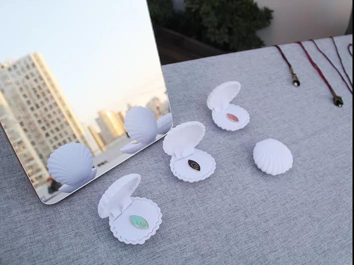 在AIVA最浪漫的頂樓天臺設立首飾、陶瓷、手作、插畫等近10個藝術攤位