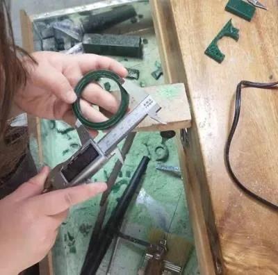 游標(biāo)卡尺測(cè)量蠟鐲厚度