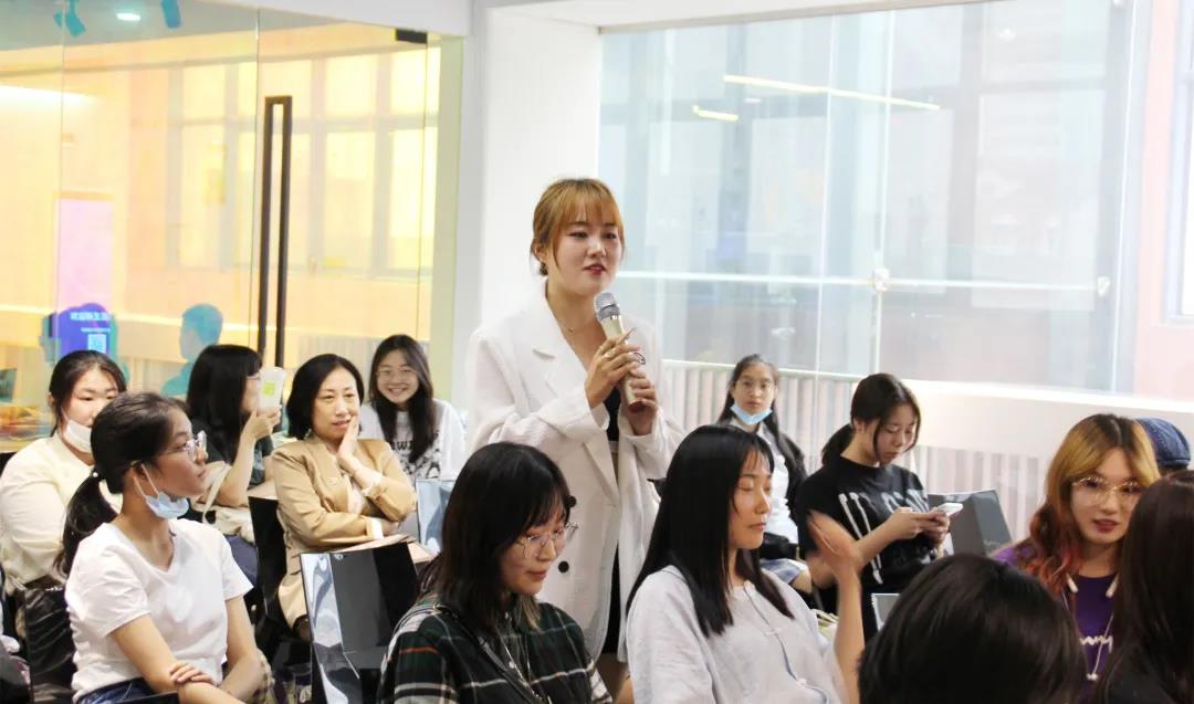 同學(xué)們進(jìn)行讓人&ldquo;難忘&rdquo;的自我介紹